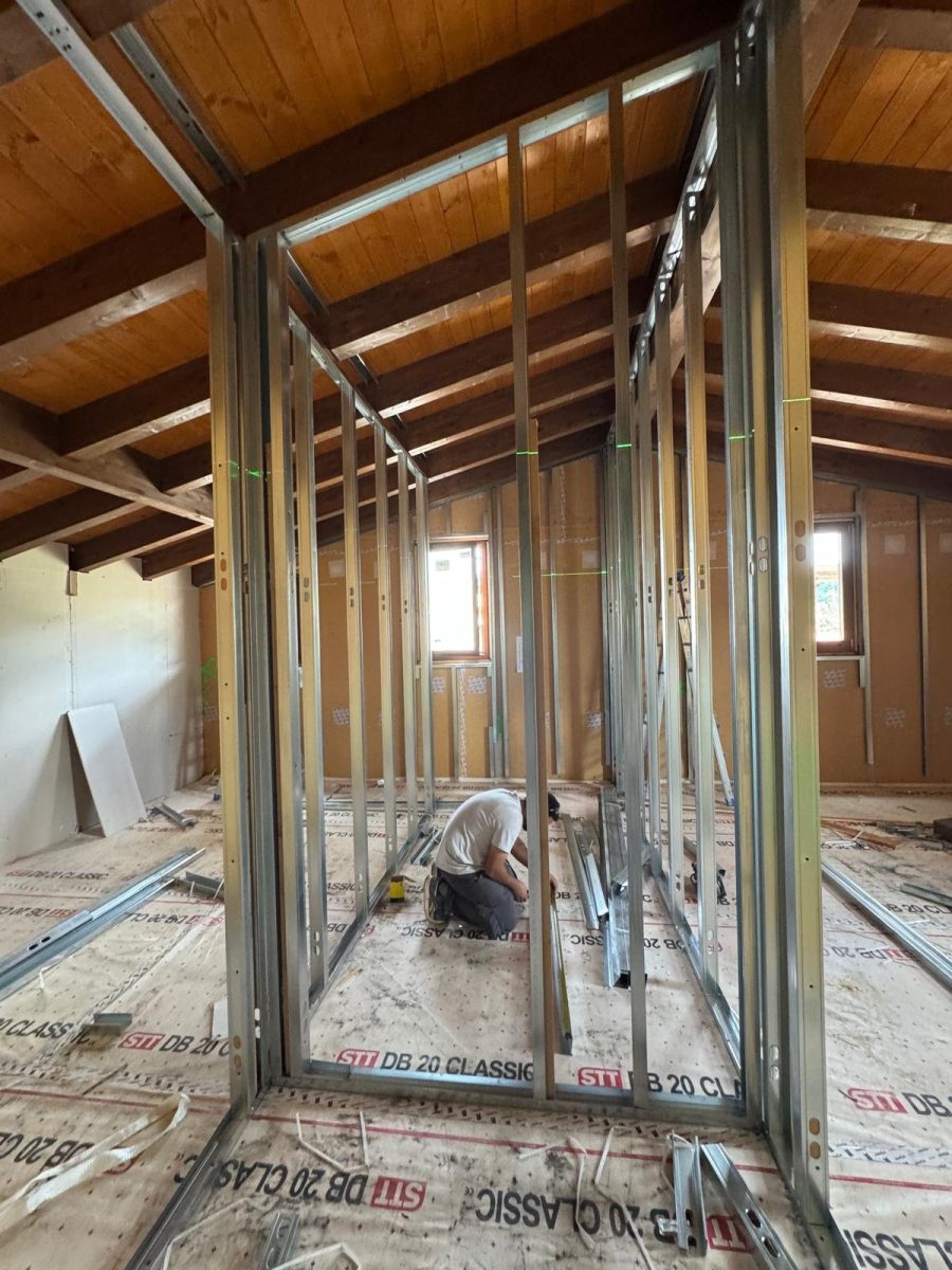 Un artigiano A.S.H. al lavoro sull'orditura metallica in cantiere